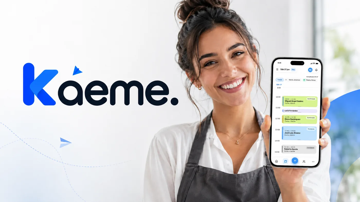 Dueña de un salón sonriendo con su agenda Kaeme llena en el teléfono
